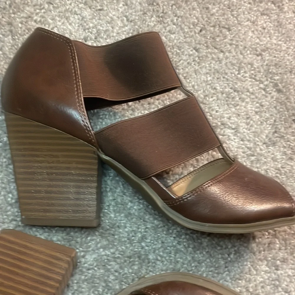 - Abella true comfort wedge block heeled sandals size 8.5